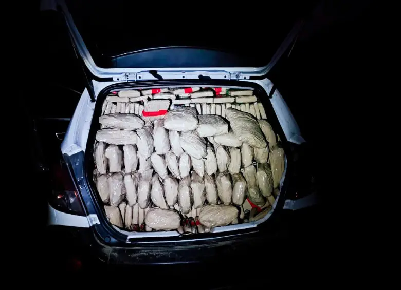 Narcos conchudos, ya ni disimulan con caletas: en Valle llenan camioneta de droga del piso hasta el techo