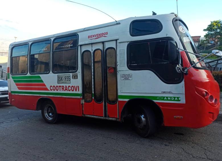 Dentro de este microbús se presentó el tiroteo que dejó dos personas muertas en la comuna 3 (Manrique). FOTO: MAURICIO LÓPEZ RUEDA