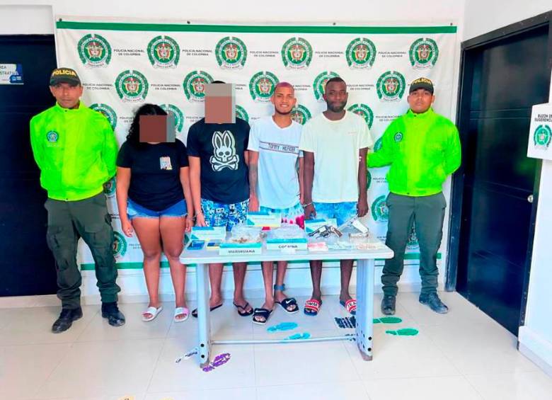 En el operativo capturaron a tres hombres y una mujer. FOTO CORTESÍA POLICÍA 