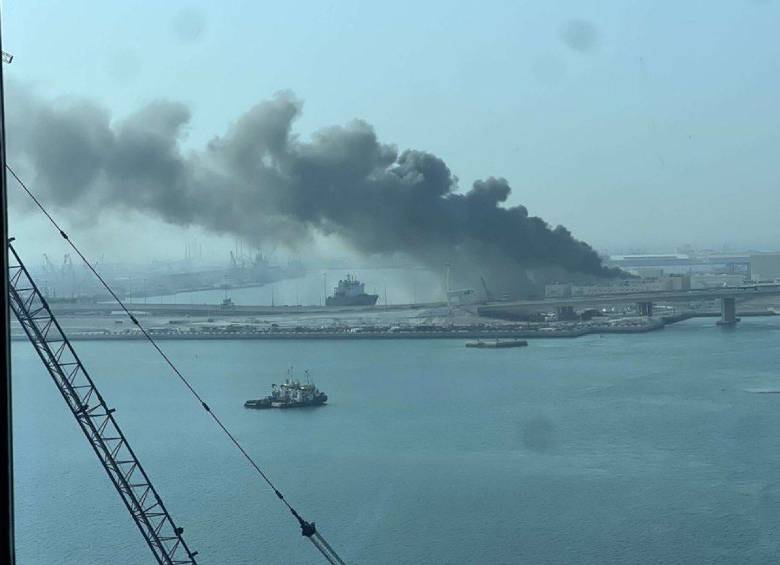 Se observa humo negro espeso elevándose desde el lugar del ataque con aviones no tripulados y/o misiles iraníes en Camp de la Paix, una base naval francesa en Abu Dhabi, Emiratos Árabes Unidos. FOTO: Tomada de video.
