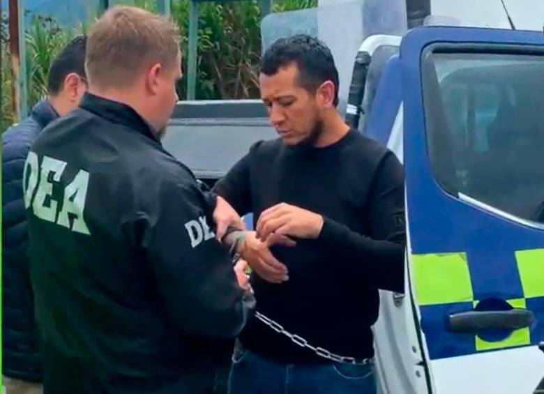 Agentes de la DEA participaron en la captura de “el Gato Farfán” en Pasto y en su posterior traslado por avión a Bogotá. FOTO cortesía policía