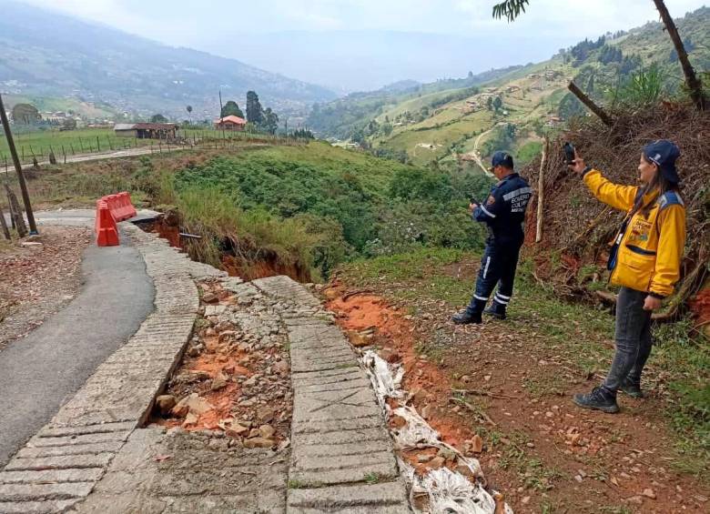 Las lluvias no paran y el Dagrd está atento a lugares donde persiste amenaza de deslizamiento, como en San Cristóbal. FOTO CORTESÍA 