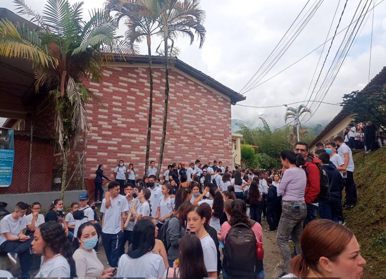Estudiantes se dieron cita a las 7:00 de la mañana a las afueras de su colegio para pedir garantías. Foto Cortesía