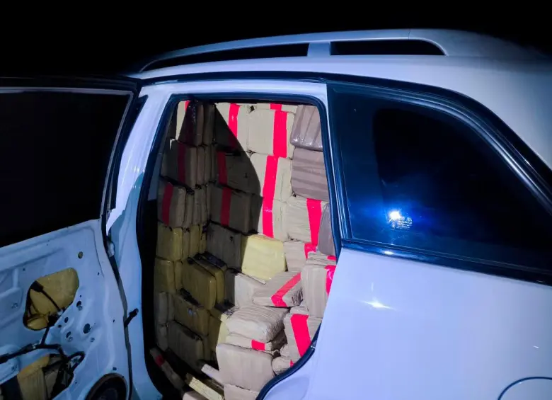 Los bloques de marihuana ocupaban toda la cabina de la camioneta. FOTO: CORTESÍA DE POLICÍA.