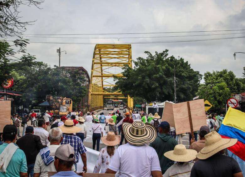 Productores arroceros mantienen bloqueos en varias regiones del país, exigiendo precios justos y medidas urgentes del Gobierno para salvar el sector. FOTO: Cortesía.