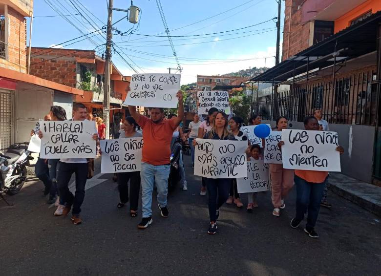 Con pancartas, los asistentes mostraron su rechazon ante los hechos que hoy son materia de investigación. FOTO: Mauricio López