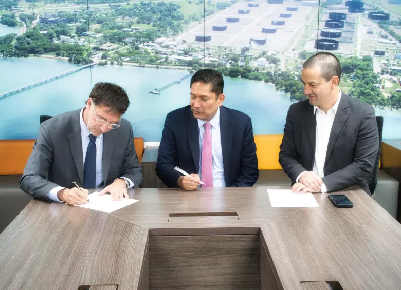 De izquierda a derecha, Diego Perez Claramunt, President & Country Manager, Colombia, Gran Tierra Energy; Juan Carlos Hurtado, vicepresidente ejecutivo de Hidrocarburos de Ecopetrol; Julián Fernando Lemos, vicepresidente corporativo de Estrategia y Nuevos Negocios de Ecopetrol. Foto: Cortesía