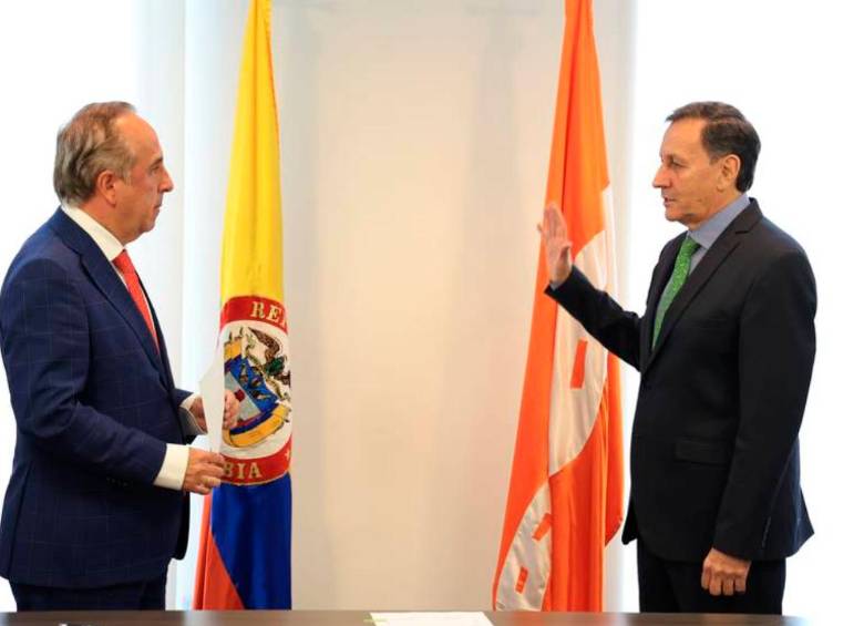 El ingeniero Juan Alfonso Latorre, es posesionado por el ministro de Transporte, Guillermo Reyes, como nuevo director del Invías. FOTO Cortesía.