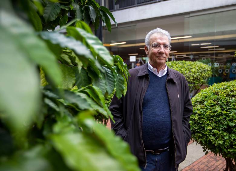 El más reciente libro de Darío es Indagación con fantasmas. Fotos: Edwin Bustamante.