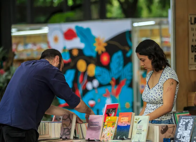 Durante la Fiesta del Libro, la editorial Planeta entregó una donación de libro para las bibliotecas de Medellín. Foto: EL COLOMBIANO