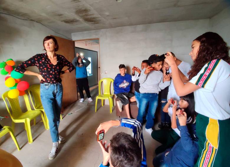 En los talleres se emplearon cámaras digitales e instántaneas para hacer retratos y documentar el vecindario. FOTO cortesía
