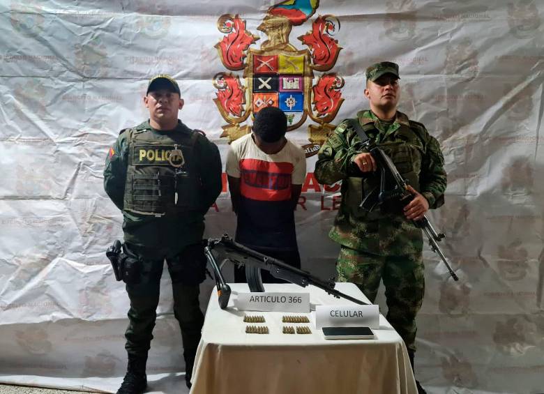 El capturado con el fusil que presuntamente pretendía vender al Clan del Golfo. Foto: Cortesía Ejército. 