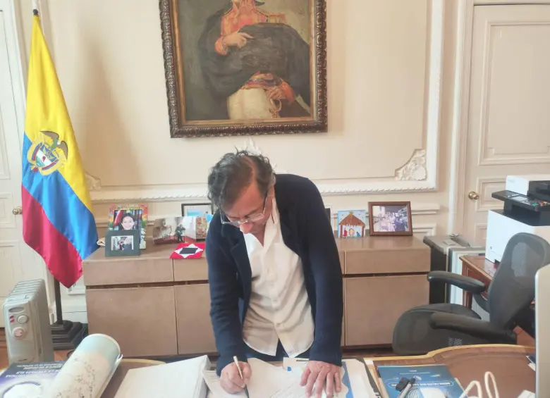 El país está en una coyuntura que pone a límite al equilibrio de poderes y la institucionalidad por cuenta de la insistencia del Gobierno en hacer una consulta popular para presionar al Congreso. Foto: Presidencia