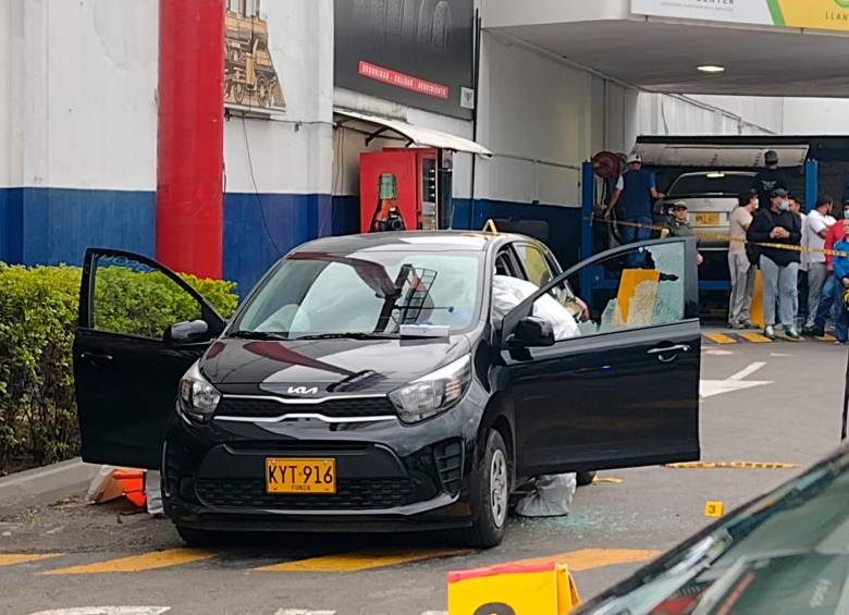 Así quedó el autómovil impactado por los disparos. FOTO Cortesía