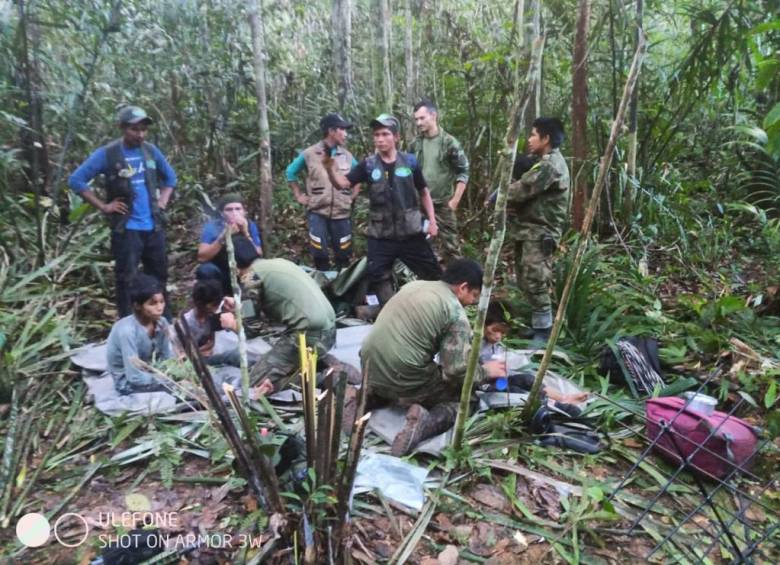 Los niños siendo atendidos en la selva. FOTO: Presidencia de Colombia