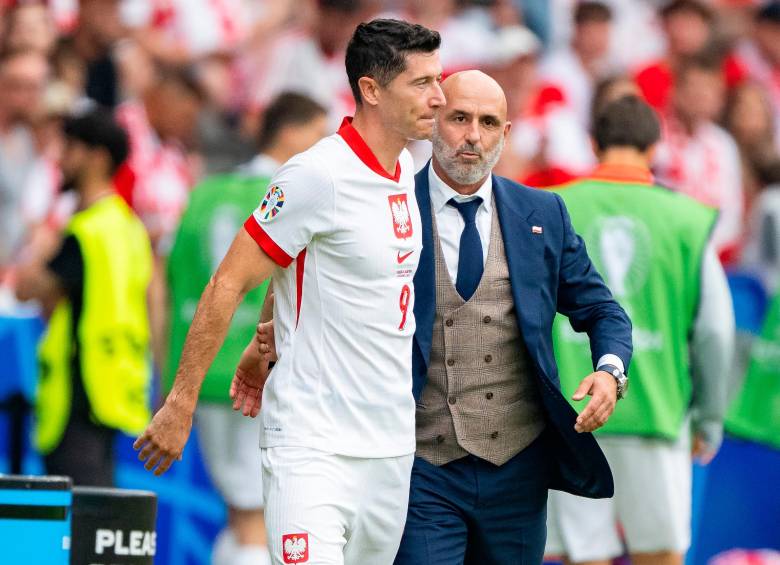 El conflicto entre Robert Lewandowski y el entrenador Michal Probierz terminó con la salida del técnico de la selección de Polonia. FOTO: GETTY