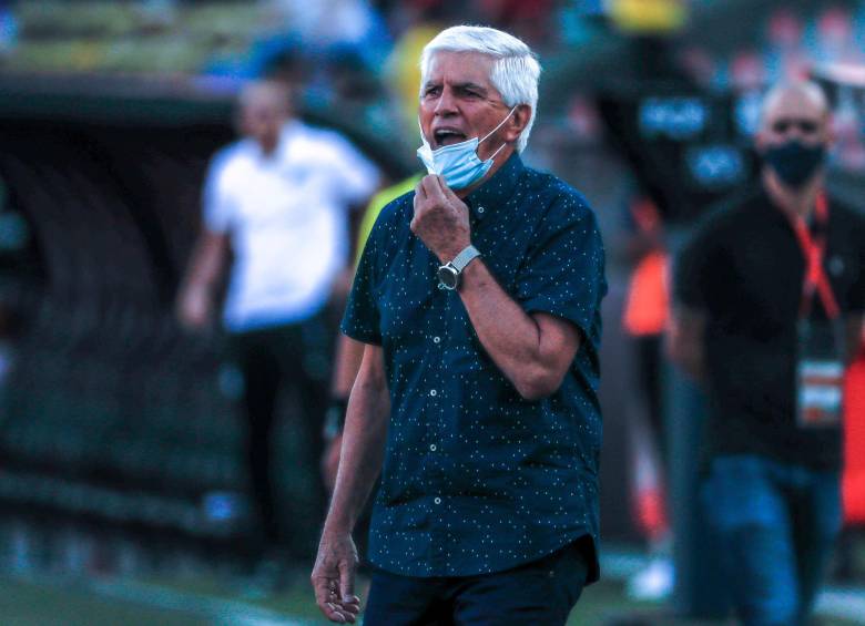 El colombo-uruguayo Julio Avelino Comesaña, hoy al frente de Medellín, es uno de los entrenadores de mayor edad (74 años) que actualmente se mantiene vigente . FOTO Juan Antonio Sánchez 