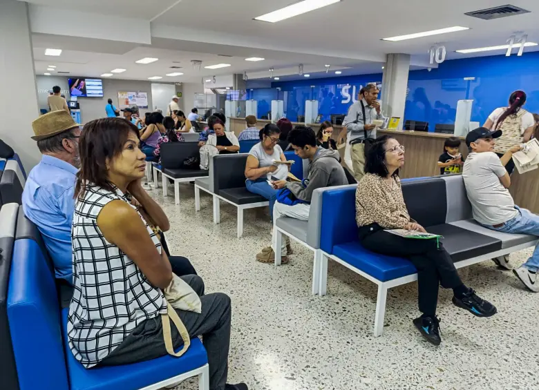 Pacientes de una EPS esperan ser atendidos en una de las sedes médicas de estas entidades. FOTO: Julio César Herrera Echeverri