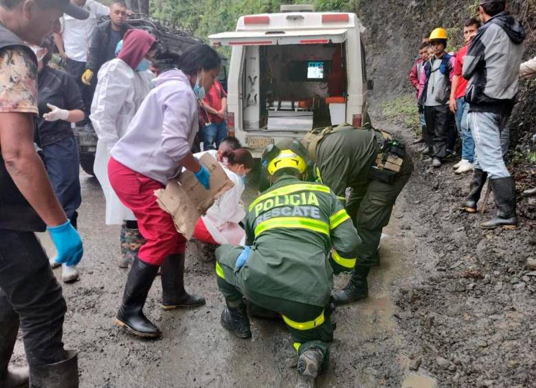 Policía, Bomberos y Defensa Civil atendieron la emergencia, nuevos deslizamientos afectaron las labores de socorro. FOTOS cortesía