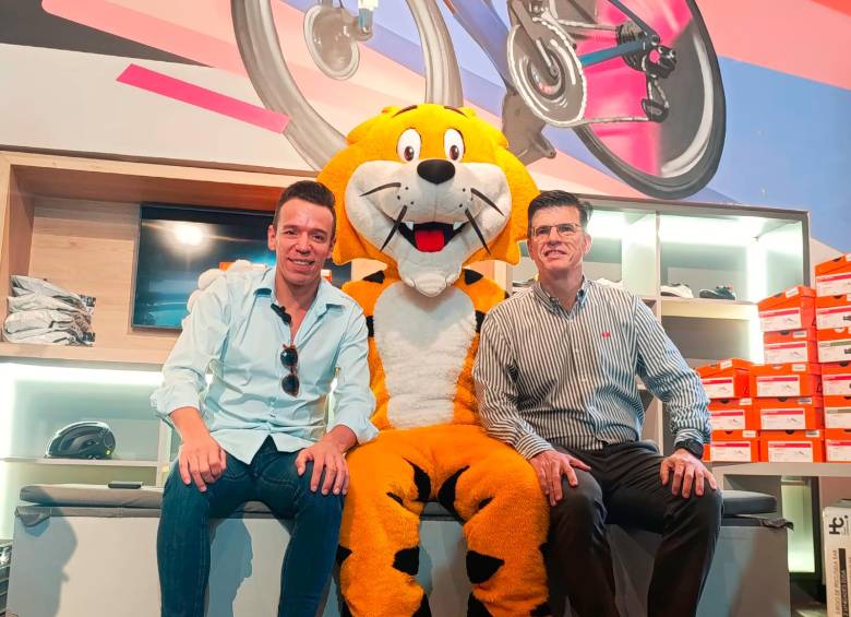 En la foto: Rigoberto Urán; el tigre de Seguros Sura; y Juan David Escobar, presidente de Seguros Sura. FOTO JULIO CÉSAR HERRERA. 