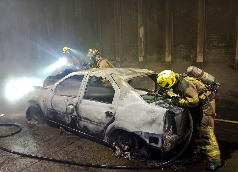 Aspecto del incendio que se desató en la avenida Oriental de Medellín . FOTO: Cortesía Dagrd
