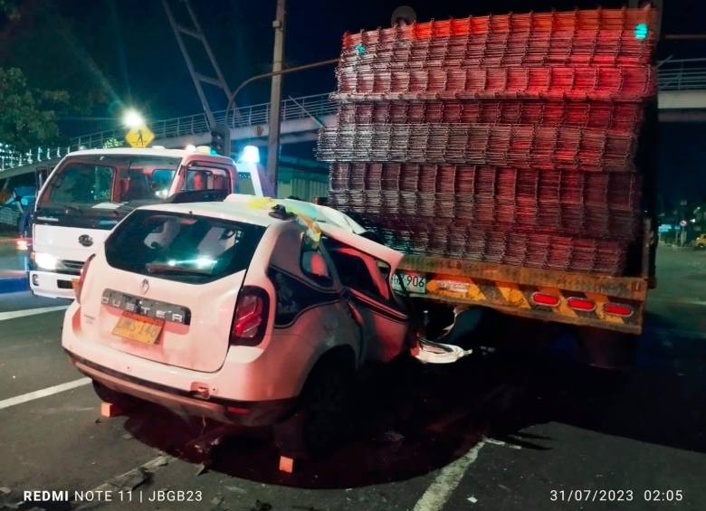 La parte delantera del carro blanco quedó prácticamente debajo del camión que iba cargado con varillas. FOTO CORTESÍA