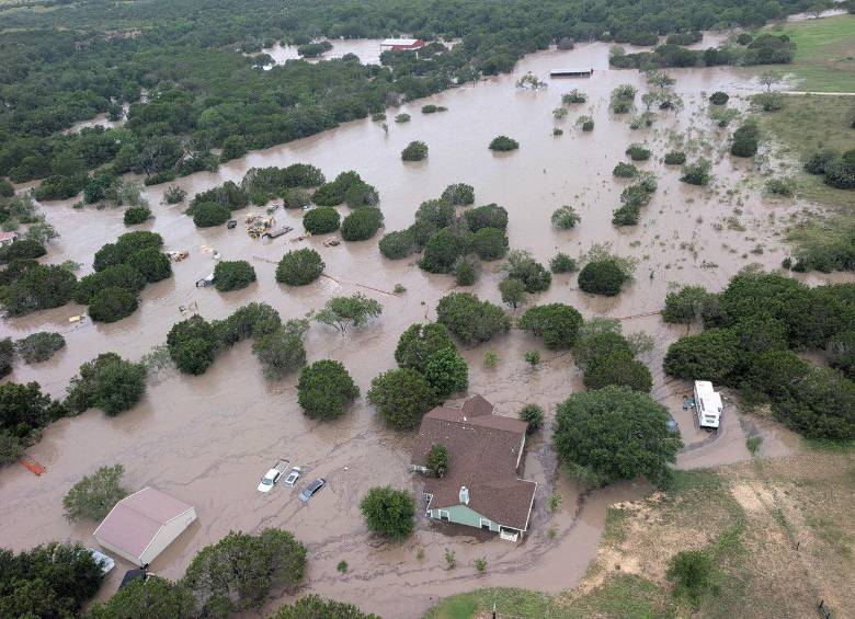 Las inundaciones en Texas comenzaron a registrarse tras las fuertes lluvias que provocaron una crecida del río Guadalupe desde el pasado 4 de julio. FOTO: X de USCG Heartland (Guardia Costera de Estados Unidos)