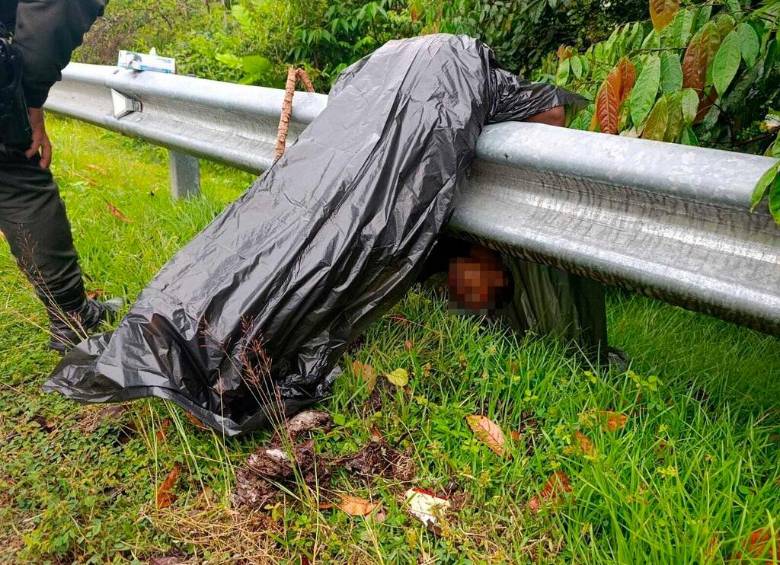El cuerpo fue hallado contra la baranda separadora de la Vía 4G que comunica a Medellín con la Costa. FOTO: CORTESÍA