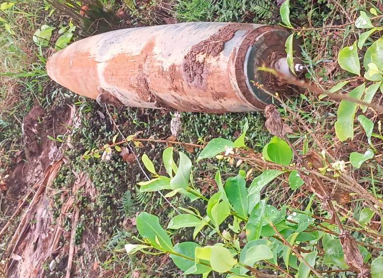 Esta fue la bomba sin explotar que los lugareños encontraron en el corregimiento Jardín de Sucumbíos, de Ipiales, Nariño. FOTO: CORTESÍA.