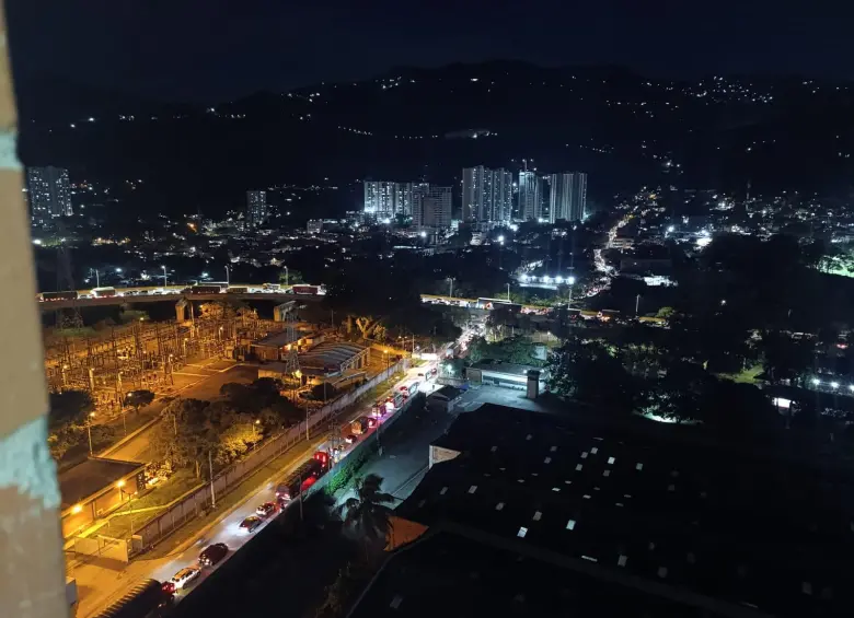 El trancón persiste en la caída de la noche. FOTO: Cortesía