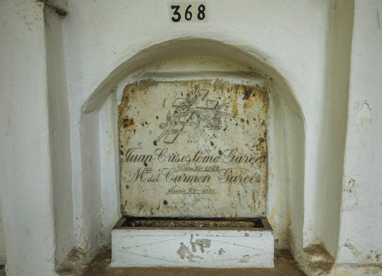 Una de las lápidas más antiguas del cementerio que aún se conservan en su estado original. Foto: Camilo Suárez