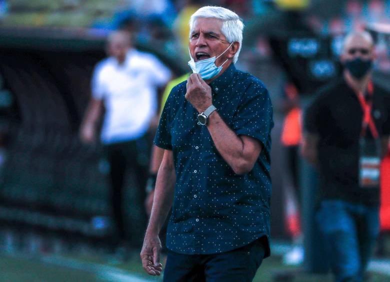En la imagen aparecen el técnico del DIM, Julio Comesaña, y su asistente Roberto Carlos Cortés. FOTO: JUAN ANTONIO SÁNCHEZ