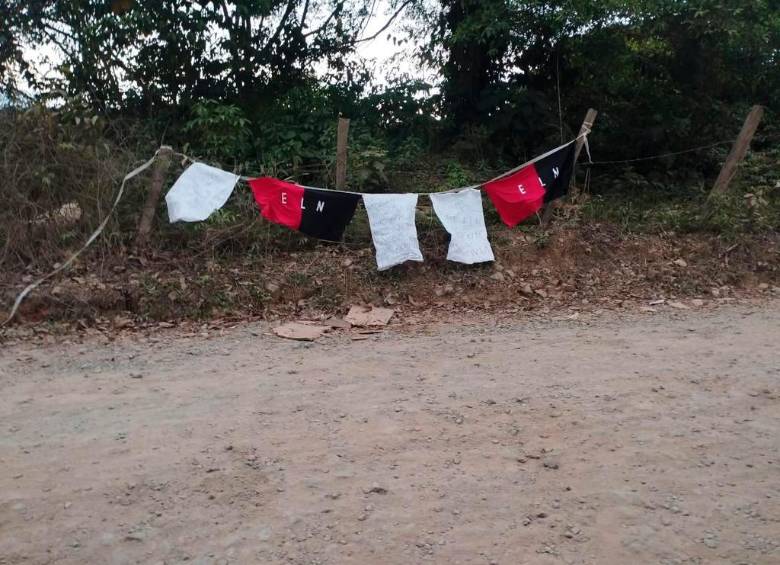 Las pancartas, que figuran junto a banderas del grupo armado, muestran varios mensajes intimidantes. FOTO Twitter @soydeituango