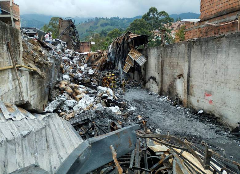 Conflagración fue controlada en fábrica de icopor, según autoridades de socorro. FOTO: CORTESÍA