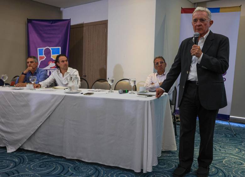 Gutiérrez recibió del Centro Democrático 10 puntos de una propuesta programática para que los analice para su eventual plan de gobierno. FOTO manuel saldarriaga