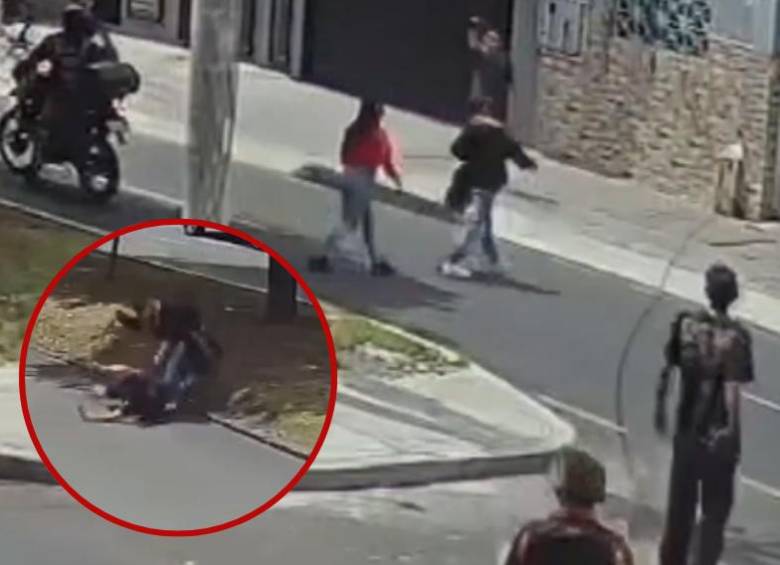 Según versiones, el adolescente habría atacado a dos hombres que intentaron intervenir en la pelea. FOTO: Tomado de X: @PasaenBogota