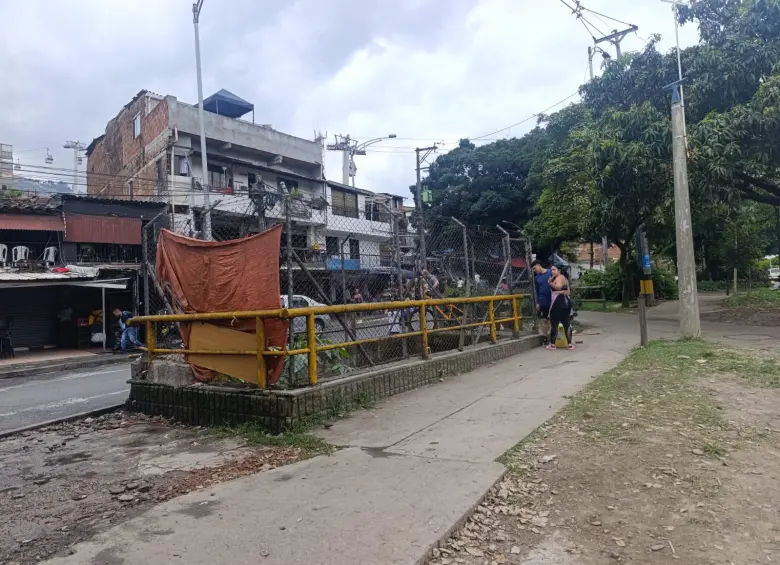 En este punto del barrio Acevedo fue donde cayó el señor Julián a la cañada. FOTO: Alejandra Morales.