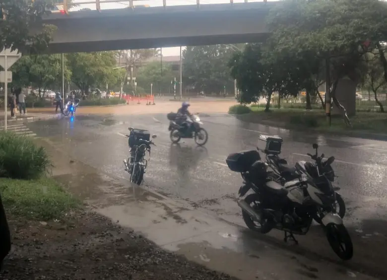 Así lucía la glorieta de Monterrey, en el barrio Patio Bonito, en El Poblado. Esta imagen cada vez se vuelve más frecuente cada que llueve en este sector de la ciudad. FOTO: CORTESÍA