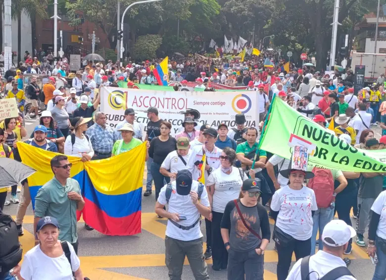 Marcha al llegar a la Avenida Oriental en el Centro de Medellín. FOTO: Julio César Herrera