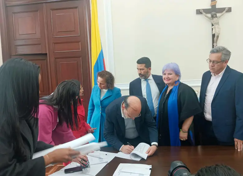 Momento en el que el ministro de Hacienda, Germán Ávila, radica en el Congreso la propuesta de la reforma tributaria. FOTO tomada de X