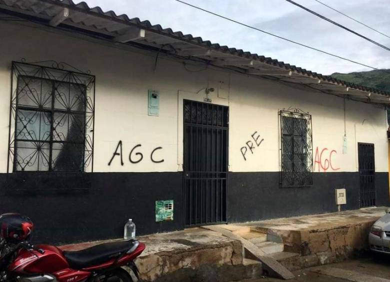 En Santo Domingo (Nordeste) también investigan la procedencia de grafitis alusivos a las AGC. FOTO: CORTESÍA