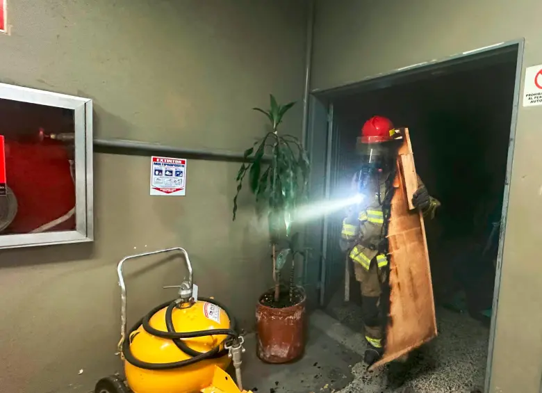 Los bomberos avanzan en las labores para controlar las llamas y evacuar el humo del sótano donde se produjo la conflagración. FOTO: CORTESÍA DAGRD