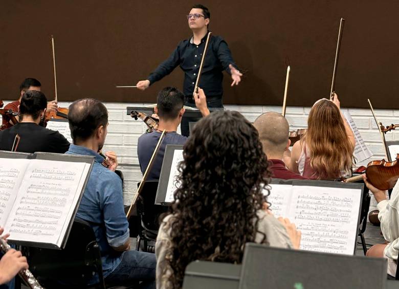 Juan Pablo Cardona Jaramillo es una de las grandes promesas de la música clásica en Medellín. En octubre empezará su pregrado en dirección orquestal en Viena. En la foto, dirigiendo uno de los ensayos para el tercer concierto de termporada de Filarmed. Foto Cortesía Filarmed.