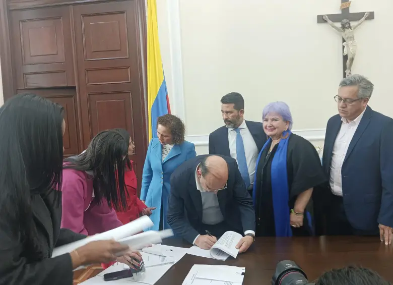 Radicación de la reforma tributaria en el Congreso.