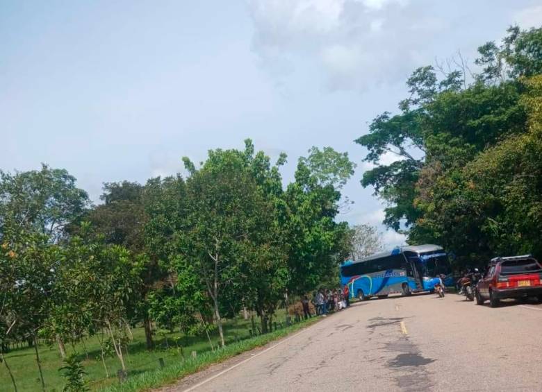 Las autoridades iban a verificar por qué este bus estaba atravesado cuando fueron atacados por el ELN. FOTO CORTESÍA