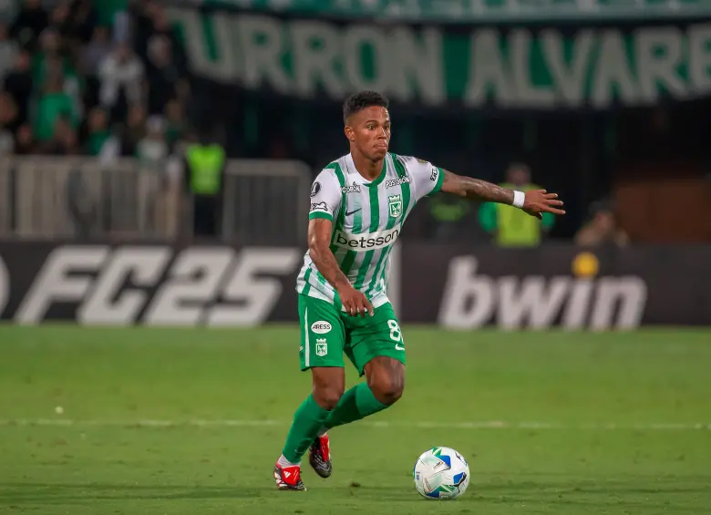 Juan Manuel Zapata vistió la camiseta naranja y hoy se consolida en el mediocampo verdolaga con dinámica, entrega y buen fútbol. Es de los hombres con más continuidad en el actual proceso. FOTO juan antonio sánchez 