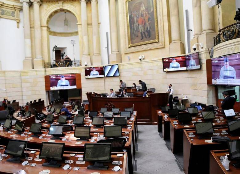 Según el Decreto 1779 de 2020, firmado por el presidente Iván Duque, el reajuste a la asignación mensual a los miembros del Congreso es retroactiva desde enero 2020 y el 1780, muestra una nivelación salarial de los empleados del órgano legislativo. FOTO Colprensa