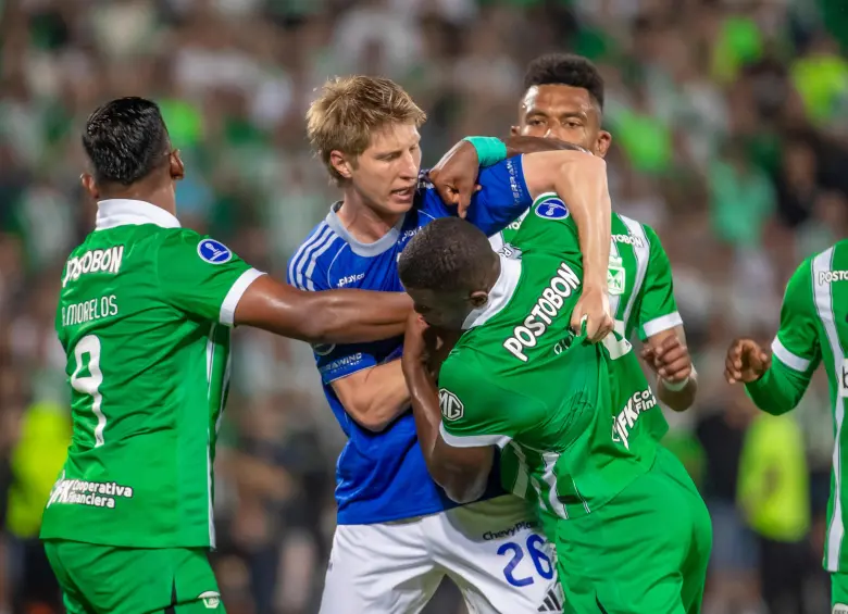 Andrés Llinás y su excompañero Andrés Felipe Román tuvieron un cruce de palabras en un partido de la Copa Sudamericana 2026. FOTO: Juan Antonio S´´anchez