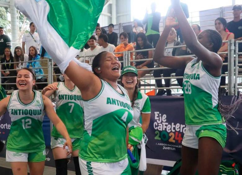 El festejo del equipo femenino de baloncesto 3x3 de Antioquia en Armenia. FOTO: Instagram @indeportesantioquia