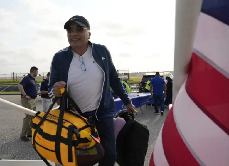 Este martes partió el primer vuelo con las personas que se “autodeportaron” de Estados Unidos. FOTO: Tomada de X <a rel=nofollow href=https://x.com/Sec_Noem>@Sec_Noem</a>